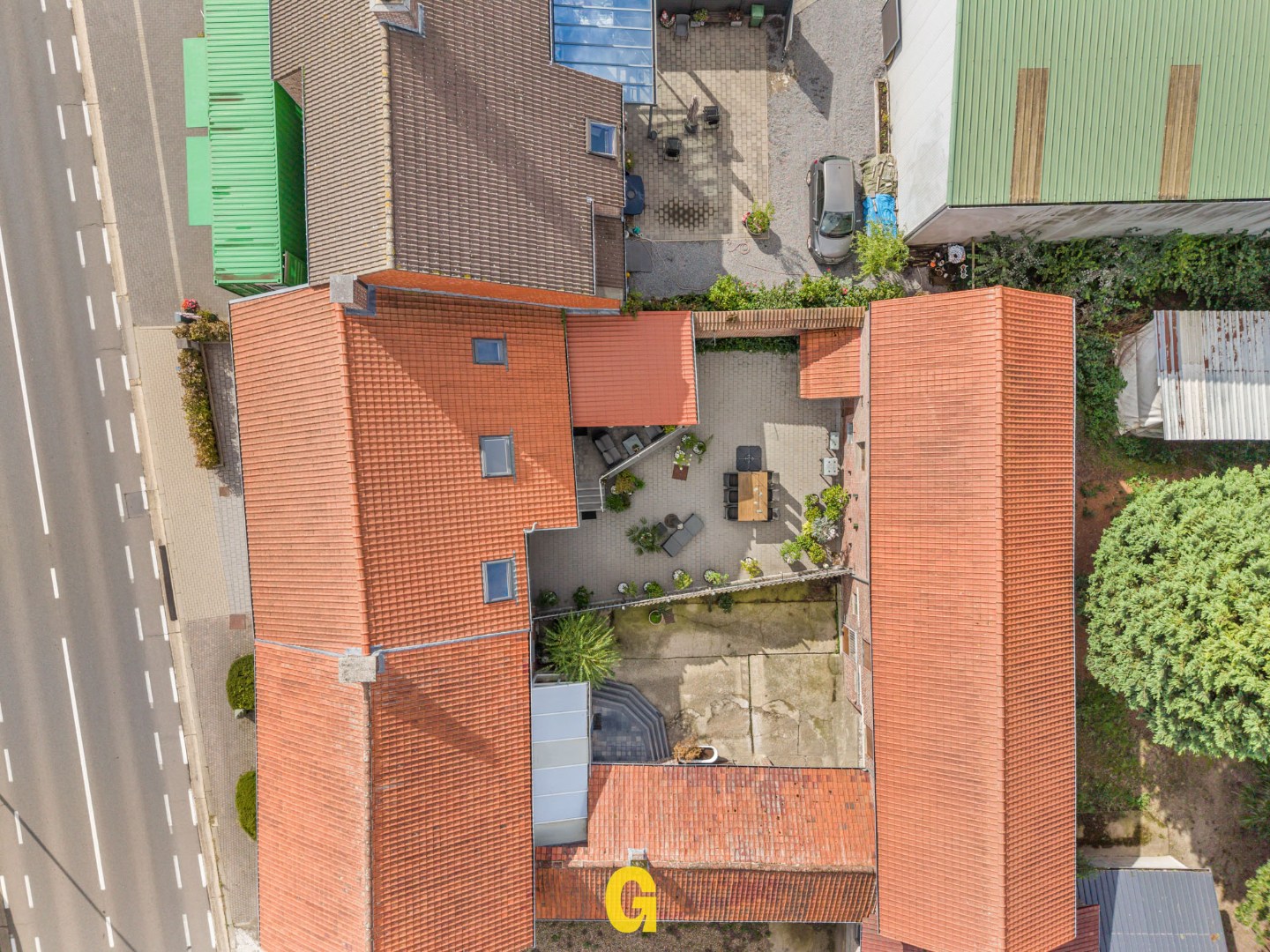Gunstig gelegen vierkantshoeve bestaande uit 2 vergunde woningen met binnenkoer, paardenstallen, paddock en weides, ruime garage en bouwgrond op 1,2 Hectare - foto 4
