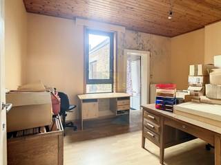 CENTRAAL GELEGEN woning/handelsruimte met woonst in ZIJSTRAAT van centrum Brakel! De eigendom dient gerenoveerd te worden en biedt een waaier aan potentieel. <br />Momenteel is ze voorzien van een handelsruimte op het gelijkvloers, achteraan stockageruimte, 2 slaapkamers, te plaatsen keuken en zolder! Ook heeft de eigendom een kelder. <br /><br />Bod vanaf 115.000,00€!<br /><br />Bent u benieuwd naar deze eigendom? Contacteer ons dan snel voor meer informatie of een bezichtiging!<br /><br />Adres: Stationsstraat 15 te Brakel