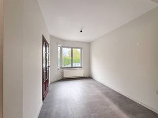 Eengezinswoning met tuin.De woning is ingedeeld als volgt: inkomhal, woonkamer/eetkamer, open ingerichte keuken , berging, wc, terras & tuin.Op het...