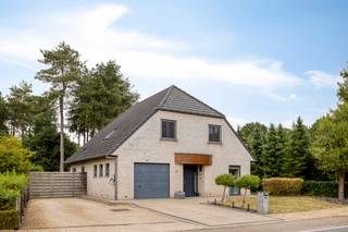 [[ DIT PAND NEEMT DEEL AAN DE ERA OPEN HUIZEN DAG OP 6/12 VAN 13:00 TOT 14:00 ]]
<p><span>Deze charmante woning, gelegen in een groene omgeving in Keerbergen, combineert comfort, functionaliteit en sfeer.</span></p><p><br /></p><p><span>Bij het binnenkomen word je verwelkomd door een ruime, lichtrijke leefruimte die je meteen in een warme en huiselijke sfeer brengt. De volledig ingerichte keuken beschikt over een aanpalende berging, ideaal voor extra opbergruimte en een praktische organisatie. </span></p><p><span>De woning beschikt over vier slaapkamers, waarvan de masterbedroom met aanpalende badkamer. Daarnaast is er nog een tweede badkamer, perfect voor het gezin of gasten. De zolderverdieping biedt extra opbergmogelijkheden terwijl de garage weer de mogelijkheid geeft om de wagen binnen te plaatsen. </span></p><p><br /></p><p>De woning is gelegen op een ruim perceel van 10 are. In de tuin kan je bij goed weer heerlijk genieten van de buitenlucht. Op het ruime terras kan je gezellig tafelen met vrienden en familie. </p><p><br /></p><p><u>Troeven:</u></p><p><span>- Ruim perceel</span></p><p><span>- 4 slaapkamers en 2 badkamers</span></p><p><span>- Praktische indeling</span></p><p><span>- 41 zonnepanelen aanwezig</span></p>