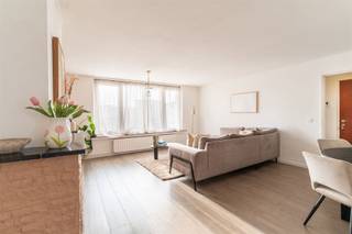 <p>🌿 Gezellig 2-slaapkamerappartement met terras op centrale ligging!<br />Dit mooi en verzorgd appartement op de tweede verdieping combineert comfort, licht en een praktische indeling. Een ideale woonst voor wie op zoek is naar aangenaam wonen met alle voorzieningen binnen handbereik.</p><p>🏡 Indeling &amp; wooncomfort<br />Via de inkomhal komt u in de lichtrijke leefruimte, waar de grote raampartijen zorgen voor een aangename natuurlijke lichtinval. Aansluitend bevindt zich de ingerichte keuken, die toegang geeft tot een gezellig terrasje.<br />Het appartement beschikt verder over twee ruime slaapkamers en een badkamer met ligbad, praktisch ingericht. De elektriciteit is conform en het geheel is zeer goed onderhouden.</p><p>🌳 Omgeving<br />Gelegen op een centrale locatie met openbaar vervoer vlakbij en winkels, supermarkten en scholen op wandelafstand. Alles wat u nodig heeft ligt binnen handbereik, terwijl u thuis kan genieten van een aangename rust.</p><p>🚗 Bereikbaarheid<br />Vlotte verbindingen naar omliggende gemeenten en belangrijke invalswegen maken dit een ideale uitvalsbasis.</p><p>📩 Interesse? Wenst u meer informatie of had u graag een bezichtiging gewenst? Info@markasa.be<span></span> of 03/827.72.92</p>
