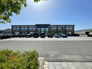 This multifunctional space offers numerous possibilities, whether for storage, showroom or office space. With surface areas ranging from 363 m² to...