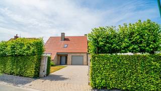 <p>Bent u op zoek naar een instapklare en ruime gezinswoning waar comfort, gezelligheid en buitenleven perfect samenkomen? Dan is deze prachtige woning met een bewoonbare oppervlakte van maar liefst <strong>340 m²</strong> zeker een bezoek waard.</p>
<p>Bij het binnenkomen wordt u verwelkomd in een ruime inkomhal met gastentoilet en praktische vestiaireruimte. De lichtrijke leefruimte straalt warmte en karakter uit dankzij het massief eiken parket en de gezellige haardcassette. Grote raampartijen zorgen voor een prachtig uitzicht op het zonnige terras, de verzorgde tuin en het zwembad.</p>
<p>De keuken werd in <strong>2009</strong> uitgebreid en volledig vernieuwd. Ze is uitgerust met alle hedendaagse toestellen en beschikt over een gezellige ontbijthoek waar u elke dag geniet van een prachtig zicht op de tuin en het zwembad.</p>
<p>Verder beschikt de woning over een ruime garage met automatische poort, een praktische wasruimte met veel opbergkasten en een afzonderlijke technische ruimte voor de stookolie-installatie. Via een zijdeur bereikt u rechtstreeks de carport en de tuin.</p>
<p>Op de eerste verdieping bevinden zich drie volwaardige slaapkamers en een comfortabele badkamer, uitgerust met een dubbele lavabo in meubel, ligbad en toilet. De zolder, bereikbaar via een plooitrap, biedt extra bergruimte.</p>
<p>De absolute blikvanger van deze woning is zonder twijfel de <strong>zuidgerichte tuin</strong>, waar u in alle privacy kunt genieten van twee ruime terrassen en een prachtig buitenzwembad van <strong>3,5 x 8 meter</strong>. De technische installatie en waterzuivering van het zwembad zijn netjes ondergebracht in het tuinhuis.</p>
<p>Als extra troef beschikt deze woning over een volledig ingericht <strong>poolhouse</strong> met bar en kitchenette, toilet, douche en elektrische verwarming. De ideale plek om vrienden en familie te ontvangen of om heerlijk te ontspannen tijdens de zomermaanden.</p>
<p><strong>Troeven op een rij:</strong></p>
<ul>
<li>Bewoonbare oppervlakte van ca. 340 m²</li>
<li>Rustige en aangename woonomgeving</li>
<li>Ruime leefruimte met massief eiken parket en haardcassette</li>
<li>Vernieuwde en uitgebreide keuken (2009)</li>
<li>Drie ruime slaapkamers</li>
<li>Zuidgerichte tuin met twee terrassen</li>
<li>Buitenzwembad (3,5 x 8 m)</li>
<li>Volledig ingericht poolhouse met bar, kitchenette, douche en toilet</li>
<li>Garage, carport en ruime bergruimtes</li>
</ul>
<p>Een ideale woning voor gezinnen die op zoek zijn naar ruimte, comfort en een unieke tuinbeleving. Contacteer ons vandaag nog voor een bezoek en ontdek zelf alles wat deze uitzonderlijke woning te bieden heeft.</p>