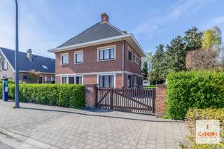 Op een uitstekende locatie in Gent bevindt zich deze <strong>karaktervolle villa</strong>, gelegen aan de Pintelaan 292. Deze eigendom biedt een <strong>uitzonderlijke kans</strong> voor wie op zoek is naar een woning met potentieel en ruimte om volledig naar eigen smaak te renoveren. Het leent zich bovendien uitstekend voor de uitoefening van een vrij beroep.<br /><br />Bij het betreden van de woning komt u terecht in een <strong>ruime inkomhal</strong> die toegang biedt tot een aparte bureauruimte en een gastentoilet. De <strong>lichtrijke leefruimte</strong> vormt het hart van de woning. De keuken beschikt over een praktische berging met toegang naar de tuin. Daarnaast is er een koele kelder aanwezig, perfect voor stockage of het bewaren van wijn en voeding. Op de eerste verdieping bevinden zich <strong>drie volwaardige slaapkamers</strong> en een badkamer. Daarnaast is er nog een kleinere kamer die als <strong>kinderkamer</strong> gebruikt kan worden. Verder beschikt de woning over een <strong>bijzonder ruime zolderverdieping</strong> die zich uitstrekt over de volledige oppervlakte van het huis. Deze biedt tal van mogelijkheden, zoals het creëren van extra kamers of zelfs een volwaardige bijkomende woonlaag.<br /><br />Buiten geniet u van een zeer <strong>grote en zonnige tuin</strong>, ideaal voor ontspanning, tuinliefhebbers of gezinnen. Bovendien is er een <strong>garage </strong>aanwezig, wat zorgt voor extra comfort en parkeermogelijkheden.<br /><br />Deze villa combineert een solide structuur met een unieke kans om een droomwoning te realiseren op maat van uw wensen. Dankzij de royale ruimtes en uitbreidingsmogelijkheden is dit een ideale investering voor wie visie en creativiteit wil samenbrengen.<br /><br />Bent u op zoek naar een renovatieproject met karakter en potentieel? Dan is deze woning beslist een bezoek waard. Contacteer Laura via <strong>0492 07 26 62</strong> om uw bezoek in te plannen.<br /><br />! Sommige GPS systemen geven de foute coördinaten door - best Waze of Google Maps gebruiken ! 