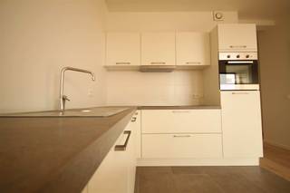 Het appartement bevindt zich op de 6e verdieping van het gebouw. We betreden het appartement in de inkomhal. Wat onmiddellijk opvalt is het...