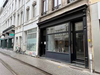 Dit commercieel handelspand is gelegen op het gelijkvloers van een zeer goed gelegen gebouw in het hartje van Antwerpen. Op wandelafstand vindt...