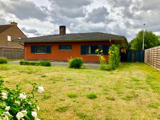<p><strong>Ruime alleenstaande woning op een rustige en residentiële ligging!</strong></p>
<p>Deze ruime alleenstaande woning is gelegen aan het einde van een doodlopende straat en biedt daardoor een rustige en aangename woonomgeving.</p>
<p>De woning beschikt over een <strong>ondergrondse garage</strong> en een <strong>praktische kelderverdieping</strong>.</p>
<p>Op het <u>gelijkvloers</u> bevindt zich een <strong>inkomhal</strong> met <strong>apart gastentoilet</strong>, een <strong>lichtrijke woon- en eetkamer met open keuken</strong>, <strong>drie volwaardige slaapkamers</strong> en een <strong>badkamer</strong> uitgerust met een dubbele wastafel, ligbad en toilet.</p>
<p>Dankzij de praktische indeling en de rustige ligging is deze woning ideaal voor wie op zoek is naar ruimte en wooncomfort.</p>