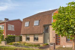 Deze goed onderhouden, lichtrijke en energievriendelijke woning van ca. 168m<sup>2</sup> (cfr EPC) is gelegen in een rustige straat, midden in het charmante Mariaburg in Brasschaat.<br /><br />Bij binnenkomst wordt u meteen verwelkomd door een aangenaam gevoel van ruimte.<br />De aangename leef- en eetkamer genieten van veel natuurlijk licht en worden sfeervol van elkaar gescheiden door een doorkijkhaard, ideaal voor gezellige winteravonden.<br /><br />De halfopen keuken staat in verbinding met de eetkamer en biedt bovendien rechtstreeks toegang tot het mooi aangelegde terras met vijver. Aansluitend bevindt zich de praktische bijkeuken, waar aansluitingen voorzien zijn voor wasmachine en droogkast.<br /><br />Op de bovenverdieping bevinden zich twee slaapkamers. De ruime master bedroom beschikt over een ensuite badkamer, uitgerust met een inloopdouche, dubbele lavabo en toilet.<br />De tweede, aangename slaapkamer heeft een draaitrap die toegang geeft tot een gezellige mezzanine. Deze extra ruimte biedt tal van mogelijkheden en kan bijvoorbeeld ingericht worden als bureau, hobbyruimte of extra slaapgelegenheid. Verder is er ook nog een bergruimte voorzien. Mits een kleine ingreep kan er binnen het bestaande volume een derde slaapkamer gemaakt worden. Mits verdere uitbouw zijn er nog vele andere mogelijkheden.<br /><br />Ook buiten heeft deze woning heel wat te bieden. Op het terras met mooi aangelegde vijver kunt u heerlijk genieten van de groene omgeving. De ruime, goed onderhouden tuin vormt bovendien een echte oase van rust en groen.<br />Daarnaast beschikt de woning over een garage met zijdeur en een ruime hobby- of opslagruimte (ca.28m<sup>2</sup>). Deze extra ruimte is ideaal voor de handige klusser, hobbyist of zelfstandige en biedt tal van mogelijkheden.<br /><br />Kortom, een veelzijdige woning met ruimte, licht en groen op een rustige en aantrekkelijke locatie.<br /><br />Wordt dit uw nieuwe thuis?<br />Neem vandaag nog contact met ons op voor een bezichtiging!