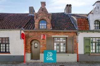 Charmante instapklare stadswoning met stadkoertje in het historische centrum van Brugge.<br /><br />In de geliefde Rolweg, op een steenworp van de Brugse Vesten en op wandelafstand van de Markt, bevindt zich deze bijzonder sfeervolle en instapklare stadswoning. Authentieke elementen zoals de zichtbare houten balken, de karaktervolle bakstenen schouw en de gezellige houtkachel worden harmonieus gecombineerd met hedendaags wooncomfort.<br /><br />Bij het betreden van de woning komt u terecht in een lichtrijke leefruimte met een open keuken, afgewerkt met warme en duurzame materialen. De open indeling zorgt voor een aangenaam ruimtegevoel en biedt een directe verbinding met het gezellige, privatieve stadkoertje, waar u in alle rust kunt genieten van een kop koffie of een aperitief. De stijlvolle badkamer met inloopdouche, wastafel en toilet bevinden zich eveneens op het gelijkvloers.<br /><br />Op de verdieping bevindt zich een ruime slaapkamer evenals een praktische slaaphoek die perfect dienst kan doen als bureau of dressing.<br /><br />Dankzij haar instapklare afwerking, authentieke uitstraling en uitstekende ligging vormt deze woning de ideale thuis voor een alleenstaande of een koppel. Bovendien is ze uitermate geschikt als charmant tweede verblijf of als zorgeloze investering in het hart van de Brugse binnenstad.<br /><br />Troeven:<br />Instapklare stadswoning met authentieke charme<br />Gezellige leefruimte met gaskachel<br />Open, volledig ingerichte keuken<br />Gezellig en privatief stadkoertje<br />1 ruime slaapkamer en aparte slaaphoek<br />Stijlvolle badkamer met inloopdouche<br />Authentieke balken en karaktervolle afwerking<br />Topligging in het historische centrum van Brugge<br />Ideaal als eigen woonst, tweede verblijf of investering<br /><br />Een unieke opportuniteit voor wie op zoek is naar een charmante stadswoning waar karakter, gezelligheid en een topligging perfect samenkomen.<br /><br />Meer info of een bezoek inplannen? Contacteer DRL VASTGOED, 050 65 95 95 of info@drlvastgoed.be