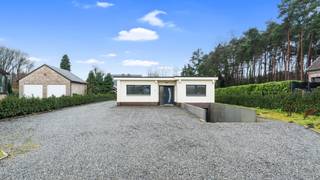 <p><strong>Gelijkvloerse woning op topligging in het groene Zutendaal</strong></p>
<p>Bent u op zoek naar een rustig gelegen woning met tal van mogelijkheden én een uitstekende bereikbaarheid? Dan is deze gelijkvloerse woning in het groene Zutendaal precies wat u zoekt.</p>
<p>De woning geniet van een zeer gunstige ligging: vlakbij het centrum met alle voorzieningen binnen handbereik, en tegelijk gemakkelijk bereikbaar. Gelegen in een rustige wijk, op wandelafstand van het bos, bevindt u zich hier in een bijzonder groene omgeving. Bovendien liggen het Nationaal Park Hoge Kempen en het bekende Blotevoetenpad vlakbij. Ook Genk bevindt zich op korte afstand.</p>
<p>Het geheel is gelegen op een mooi perceel van maar liefst<span> </span><strong>14a 91ca</strong>, wat zorgt voor een aangename buitenruimte met tal van mogelijkheden.</p>
<p>De woning beschikt over drie slaapkamers en een reeds gerenoveerde badkamer, uitgerust met een lavabo en een moderne inloopdouche. De leefruimte biedt een mooi zicht op de veranda en de achterliggende tuin. Dankzij de draai-/kipramen heeft u vanuit de leefruimte rechtstreeks toegang tot de veranda.</p>
<p>De keuken bevindt zich rechts van de leefruimte en sluit eveneens direct aan op de ruime veranda. Deze is voorzien van grote schuiframen en een onderhoudsvriendelijke tegelvloer, waardoor u hier het hele jaar door aangenaam kan vertoeven met zicht op het groen.</p>
<p>Daarnaast is er een kelder aanwezig die uitstekend dienst kan doen als praktische berging.</p>
<p>De ruime achtertuin kan volledig naar eigen smaak ingericht worden en vormt een echte troef voor wie houdt van rust, groen en privacy.</p>
<p><strong>Kortom: een perceel met tal van mogelijkheden, waar reeds renovaties werden uitgevoerd en waar u verder kan afwerken en vormgeven naar eigen smaak.</strong></p>
<p><em>STEDENBOUWKUNDIGE INFORMATIE:</em><em><br />- Stedenbouwkundige vergunning ontvangen : JA<br />- Stedenbouwkundige bestemming: Woongebieden<br />- Verkavelingvergunning: NEEN<br />- Voorkooprecht RUP: NEEN<br />- Dagvaarding en herstelvordering voor inbreuk op de stedenbouwkundige voorschriften: JA<br />- Overstromingsgevoeligheid van uw vastgoed:<br />P-score:<span> A</span><br />G-score:<span> A</span><br />EPC:<span> F </span>label,<span> 564 </span>kWH/m²</em></p>
<p><em>KI: 1152 euro</em></p>
<p></p>
<p>Interesse is deze unieke kans: contacteer ons voor een bezoek via 089/20 61 11, peter@immofusion.be of office@immofusion.be</p>