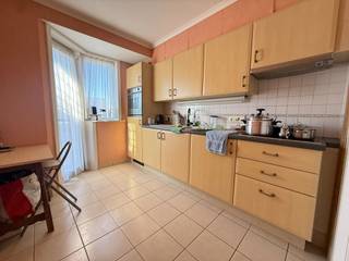 Plan uw bezoek via deze link: https://Vlaemynck.mijnhuurprofiel.be/property/695d2968-2889-4673-8e3c-a723006e1d13<br /><br />Meer in het centrum kan u niet gaan met dit appartement. Het ligt op een steenworp afstand van verscheidene horecazaken, een bakker, een slager, dokter, openbaar vervoer en nog veel meer. Samen met het appartement, gelegen op de tweede verdieping, kan u ook gebruik maken van de ondergrondse garage.<br /><br />Indeling van het pand:<br />Ruime leefruimte met aansluitend terras, keuken, nachthal met toilet, twee slaapkamers en badkamer.<br />Ondergronds vinden we de garagebox terug.<br /><br />Provisie gemeenschappelijke kosten: €55/ maand.<br />Het appartement is beschikbaar vanaf 01/12/2026.<br /><br />Troeven:<br />- Instapklaar<br />- Zéér centraal<br />- Garagebox inbegrepen in de huurprijs.<br />- EPC label A!