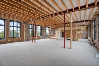 In het beschermde Frans Klooster in Wortegem-Petegem wacht een unieke woonkans: een casco-appartement van ca. 190 m² met een zuidwestgericht terras en een panoramisch zicht over de Royal Golf Club Oudenaarde. De charme van dit historische gebouw is onmiddellijk voelbaar. Authentieke muren in zichtbaar metselwerk, robuuste houten spanten en hoge plafonds vormen een karaktervol kader voor wie houdt van ruimte en authenticiteit. De vele ramen brengen het licht en de omliggende natuur overvloedig naar binnen.
Het appartement wordt verkocht in volledig casco-staat waardoor de koper alle vrijheid heeft om de indeling, materialen en sfeer volledig naar eigen smaak te bepalen. Denk aan een ruime leefruimte met open keuken, twee tot drie slaapkamers, of een werkplek met zicht op het groen.
De ligging is uitzonderlijk: midden in het groen, tegenover het kasteel en de golfbanen en tegelijk vlot bereikbaar vanuit Oudenaarde, Gent en Kortrijk.
Een unieke combinatie van erfgoed, rust en vrijheid, waar verleden en toekomst elkaar ontmoeten.
Voor meer info of een bezoek ter plaatse, contacteer Stijn via 0493 02 99 68 of via stijn@altro-vastgoed.be