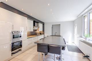 Bent u op zoek naar een ruime woning met als kers op de taart een groot magazijn? Dan is dit zeker iets voor u.Op een boogscheut van natuur,...