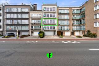 Ben je op zoek naar jouw droomwoning aan de kust? <br /><br />Ontdek dit prachtig gerenoveerde appartement op de mooie en open locatie van de Elisabethlaan 232 in Oostende. <br /><br />Met een adembenemend open zicht en een perfecte mix van comfort en stijl, zijn deze appartementen ideaal voor wie luxe en rust zoekt.<br /><br />De indeling van dit appartement biedt alles wat je nodig hebt voor een comfortabel en stijlvol leven. Stap binnen in de ruime woonkamer, waar het schitterende parket en de inbouwkasten een warme en luxueuze sfeer creëren. De grote ramen laten volop natuurlijk licht binnen en bieden een prachtig, open uitzicht.<br /><br />De moderne keuken is afgewerkt met hoogwaardige materialen en voorzien van de nieuwste toestellen. Met veel opbergruimte en een handige aangrenzende berging, is deze keuken zowel functioneel als elegant. <br /><br />Een apart toilet zorgt voor extra comfort en privacy.<br /><br />In de praktische badkamer vind je een zeer ruime inloopdouche, perfect om volledig tot rust te komen. De twee ruime slaapkamers, allebei afgewerkt met hetzelfde luxe parket, bieden een serene en stijlvolle slaapomgeving.<br /><br />Als kers op de taart zijn er twee prachtige terrassen, één voor de middagzon en één voor de ochtend- en avondzon. Hier kun je op elk moment van de dag genieten van het open uitzicht en de frisse lucht.<br /><br />Mis deze unieke kans niet! <br /><br />Prijzen vanaf €325.000. <br /><br />Er zijn nog 3 gelijkaardige appartementen beschikbaar. <br /><br />Wacht niet langer en plan vandaag nog jouw bezichtiging. Jouw nieuwe thuis wacht op jou aan de Elisabethlaan 232 in Oostende!