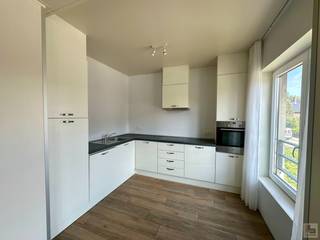 PLAN UW BEZOEKMOMENT VIA ONZE WEBSITE: www.immoboss.be<br /><br />Dit appartement is gelegen op de eerste verdieping en maakt deel uit van een kleinschalige residentie van 3 appartementen en is gelegen in een rustige straat in een residentiële buurt.<br /><br />Indeling: inkom met apart toilet, lichtrijke leef- en woonruimte met open geïnstalleerde keuken, badkamer met inloopdouche en 2 volwaardige slaapkamers waarvan 1 met terras.<br />De tuin is gemeenschappelijk.<br /><br />In de tuin bevindt zich een bijgebouw met aansluiting voor de wasmachines en droogkasten voor de 3 appartementen. <br />In deze ruimte kan ook een fiets gestald worden.<br /><br />Overal centrale verwarming met aardgas.<br />Aparte tellers EGW.<br /><br />Onmiddellijk beschikbaar!<br /><br />Huurprijs: € 950/ maand + € 50 provisie ( kosten gemeenschap inclusief waterverbruik wasruimte met afrekening)<br /><br />EPC: 177 kWh/m2 jaar (Label B)<br /><br />PLAN UW BEZOEKMOMENT VIA ONZE WEBSITE: www.immoboss.be
