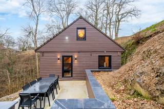<p>Ontdek dit prachtige luxe chalet in een uitzonderlijke natuurlijke omgeving, op de heuvels van Houyet. Het is volledig gerenoveerd met hoogwaardige materialen en ontworpen om een verblijfservaring te bieden die comfort, elegantie en rust combineert. Verscholen in een prachtige bosrijke omgeving, afgeschermd van nieuwsgierige blikken en zonder inkijk, weet dit pand, dat plaats biedt aan maximaal 8 personen, te bekoren door de kwaliteit van de inrichting en de uitgesproken gezellige sfeer. De binnenruimtes bestaan uit een gezellige woonkamer, een volledig uitgeruste keuken, drie mooie slaapkamers, waaronder een suite met eigen doucheruimte, een tweede doucheruimte en twee toiletten. Buiten vormt het ruime privéterras een ware ontspanningsruimte, verrijkt door een jacuzzi die uitnodigt tot ontspanning met uitzicht op de omringende natuur. Een parkeerplaats maakt de voorzieningen van dit pand compleet. Op technisch vlak beschikt het pand over aluminium kozijnen met dubbele beglazing, een conform elektrische installatie en centrale verwarming op gas (tank). Of u nu wilt genieten van een exclusief vakantieverblijf of een hoogwaardige toeristische verhuuractiviteit wilt opzetten, dit chalet biedt een bijzonder aantrekkelijke combinatie van hoogwaardige voorzieningen, privacy en een bevoorrechte ligging. Een ware oase van rust waar discrete luxe, natuur en welzijn samenkomen. Neem contact op met onze makelaar Cécile op 0470/823943 om dit pand te ontdekken en een bezichtiging te regelen.</p>