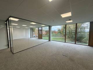 Moderne kantoorruimte van 389 m² te huur in Zwevegem met prachtig uitzicht op een groen park, gelegen nabij het centrum van Zwevegem, en met...
