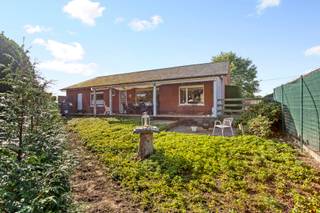 Rustig gelegen gelijkvloerse woning met 3 slaapkamersINDELINGGelijkvloersDe inkomhal leidt naar de leefruimte (36m²) op parket en naar de gang.Via de...