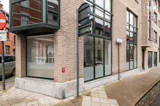 Handels gelijkvloers van 58m² dat als succesvol kapsalon werd uitgebaat en nu opzoek is naar een nieuwe eigenaar. Ook interessant als investering.Het...
