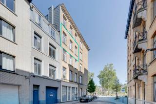 Situé dans la rue Lakenstraat, entre le Zuidpark et les quais rénovés de l’Escaut, cet appartement clé en main d'une chambre se trouve au troisième étage d’un immeuble à petite échelle. Un emplacement de premier choix où verdure, vie urbaine et convivialité se rencontrent harmonieusement. Restaurants, cafés chaleureux, musées, commerces et transports en commun sont tous accessibles à pied.<br /><br />En entrant dans l’appartement, vous découvrez un séjour lumineux, où les grandes fenêtres apportent une agréable sensation d’espace et une abondance de lumière naturelle. La cuisine ouverte et élégante s’intègre parfaitement au séjour, est équipée de tous les appareils encastrés nécessaires et offre également un coin repas convivial. Cet espace constitue ainsi le cœur idéal de l’appartement pour cuisiner, dîner et se détendre.<br /><br />La chambre est attenante au séjour et séparée par une cloison en verre stylée. Cela préserve le caractère ouvert de l’appartement tout en garantissant calme et intimité. La salle de bains est fonctionnelle et comprend une grande douche à l’italienne, un meuble moderne et des toilettes.<br /><br />Un atout supplémentaire : l’appartement est vendu entièrement meublé. Il est donc immédiatement prêt à être habité, mais constitue aussi un excellent investissement : vous pouvez le louer sans frais supplémentaires.<br /><br />Intéressé ?<br />Laissez-vous convaincre par la combinaison d’un emplacement central, d’une finition clé en main et d’une disposition bien pensée. Prenez rendez-vous avec LISTED dès aujourd’hui au +32 3 283 51 51.