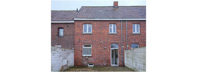Moorslede-centrum. Rijwoning ideaal als starter of als investering te koop via een biedingssysteem. 4 slaapkamers. Gedeeltelijk te renoveren. Bieden kan toot 28 mei om 15u!! - foto 1