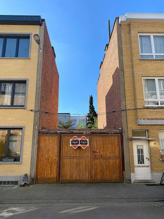 Buitenkans voor particuliere kopers: een perceel bouwgrond - 121 m2 - 5 meter breedte op 24,2 meter diepte - met daarop een garagecomplex: bij...