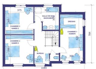 Deze zéér energiezuinige nieuwbouwwoning met energiepeil cat A kan voor u gebouwd worden volgens de meest energiezuinige norm dankzij warmtepomp (lucht/water) met vloerverwarming, ventilatiesysteem met dubbele luchtstroom en warmterecuperatie (systeem D), driedubbele beglazing, 13 zonnepanelen (445wp), performante isolatie en hoogwaardige afwerking door ons sterk lastenboek. Het ontwerp kan nog volledig aan uw smaak worden aangepast alsook de indeling en de afwerkingsgraad. De prijs bedraagt ALL-IN : 582.355€ (Grond + registratie + notaris + woning + 21% btw + aansluitingskosten nutsvoorziening)