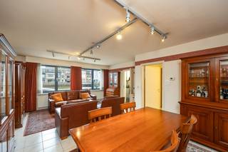 Dit gelijkvloers appartement met tuin en ondergrondse staanplaats, gelegen aan de Antwerpsestraat in Boom, biedt een uitstekende locatie nabij...