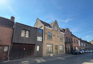 Charmante STADSWONING met TUIN & GARAGE gelegen op wandelafstand van het historische centrum van Brugge en met alle voorzieningen binnen...
