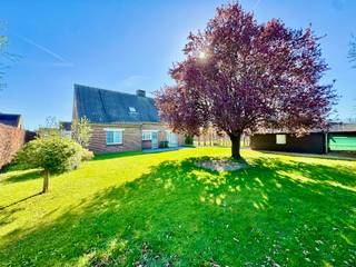 Deze open bebouwing, gebouwd in 1986, is gelegen in een super rustige kindvriendelijke woonwijk met het centrum van Evergem en de belangrijkste invalswegen om de hoek (wandel- en fietsafstand)! Met 4 ruime slaapkamers, een gezellige leefruimte &amp; een mooie zonnige tuin op een totaal perceel van 737m² komt u zowel binnen als buiten geen ruimte te kort ! <br />Op de benedenverdieping bevinden zich 2 slaapkamers, de nette badkamer en nog een handige inpandige garage met wasplaats. De extra zolderruimte kan nog verder afgewerkt worden tot 5de slaapkamer of multifunctionele ruimte indien gewenst ! <br /><br />Met een EPC-score van 261kWh m2/jaar beschikt U als koper over een zeer degelijke energieprestatie. In 2025 werd de CV-ketel op aardgas reeds vernieuwd! <br /><br />Indeling: inkomhal, apart toilet, leefruimte bestaande uit eet- en zithoek, nette keuken, 2 volwaardige slaapkamers, badkamer met bad, douche &amp; toilet en de inpandige garage. <br />1ste verdieping: 2 slaapkamers en de zolderruimte (mogelijkheden!)<br /><br />Meer info of een bezoek? Stuur gerust een e-mail naar hallo@wijsvastgoed.be, dan bellen wij u op voor een WIJS bezoek !