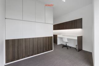 Deze ruime en bemeubelde studentenkamer met eigen sanitair maakt deel uit van residentie WOODS, een architecturale eyecatcher vlakbij het...