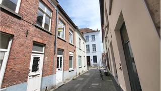 Gerenoveerde 2-slaapkamerwoning met TERRAS op een rustige en interessante ligging in één van de vele gezellige straatjes in het centrum van...