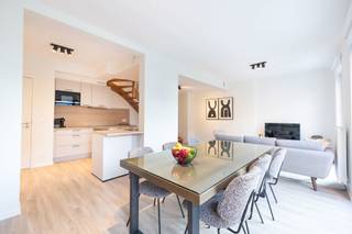 Prachtig appartement met 2 slaapkamers en een groot terras van 30 m². Gelegen in het Forest Village-gebouw, op een steenworp afstand van het Dudenpark. Geniet van het zonlicht, de rust en de moderne, energiezuinige voorzieningen.<br />Bezoek ons modelappartement en mis deze kans niet! De verkoop is onderworpen aan registratierechten (12,5%) en btw op de bouw. Neem contact met ons op voor een bezichtiging en meer informatie!