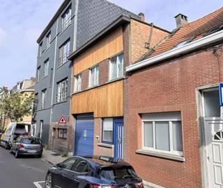 Espace clos en plein air avec portail automatique, situé au centre de Berchem. Facilement accessible via le Ring, Singel et E19.Convient pour : *...