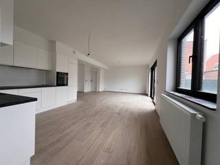 Dit gezellige gelijkvloers appartement vinden we aan Luitenant Van Eepoelstraat 195 (kruising met Kapelstraat ) in een klein gebouw met...