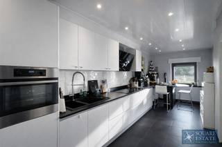 Square Estate biedt u deze woning te huur aan in Wemmel, gelegen aan de Vijverslaan, in een groene en gewilde omgeving. De woning bestaat op de...