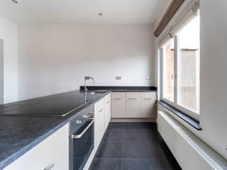 Idéalement situé à proximité immédiate de la Place du Châtelain, appartement d’une superficie brute selon PEB de ± 127 m² composé de deux chambres et un bureau.<br /><br />Accessible par l’entrée cochère d'un immeuble de style éclectique du début du XXème siècle, l'appartement situé au 3ème étage avec ascenseur s’ouvre sur un hall d’entrée menant à la pièce de vie composée d’une cuisine entièrement équipée ouverte sur le séjour et la salle à manger, elle donne accès à une terrasse idéalement orientée offrant une vue dégagée sur le jardin. Côté nuit, deux chambres, une salle de bain et une salle de douche. Un bureau séparé complète l’ensemble.<br /><br />Autres: Jardin commun, porte blindée, parquet en chêne, buanderie, emplacement de parking en option, chaudière individuelle au gaz. Charges communes: 120 EUR. PEB : C-<br /><br />Le Châtelain est connu pour sa situation non loin du centre-ville et à proximité du Bois de la Cambre. Il regorge de restaurants en tous genres, de boutiques et son marché y est très prisé. Accès facile et rapide aux transports en commun.<br /><br />Pour toutes autres informations complémentaires veuillez contacter Laurence Ballaux +32 (0) 2 640 08 01.