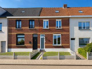 <h1><span>Op te frissen gezinswoning met 3 slaapkamers en een diepe tuin op een perceel van 425 m²</span><span><br /><br /></span><span>Bent u op zoek naar een ruime gezinswoning op een centrale ligging? Dan is deze gesloten bebouwing aan de Beliestraat 122 in Essen zeker een bezoek waard. De woning biedt maar liefst 178 m² bewoonbare oppervlakte op een perceel van 425 m² en bevindt zich op korte afstand van winkels, scholen, openbaar vervoer en andere dagelijkse voorzieningen.<br /><br />Via de inkomhal komt u terecht in de gezellige leefruimte. Aansluitend bevindt zich een riante, aparte keuken met voldoende plaats om heerlijk te koken en samen te genieten.<br /><br />Op het gelijkvloers vindt u tevens een eerste badkamer met inloopdouche en toilet. Deze is bijzonder praktisch na een dag tuinieren of wanneer de kinderen in de tuin hebben gespeeld. Daarnaast beschikt de woning over een kelder.<br /><br />Op de eerste verdieping bevinden zich twee ruime slaapkamers en een tweede badkamer, uitgerust met een inloopdouche, ligbad en toilet. Via de nachthal bereikt u met een vaste trap de volledig afgewerkte zolderverdieping, die werd ingericht als een volwaardige derde slaapkamer.<br /><br />Achteraan geniet u van een diepe tuin waar u in alle rust kunt ontspannen, tuinieren of kinderen veilig kunt laten spelen.<br /><br />Met een EPC-score C (207 kWh/m²/jaar) combineert deze woning ruimte, comfort en een gunstige energieprestatie. Kortom, een ideale gezinswoning op een uitstekende locatie in het centrum van Essen.<br /><br />Kom niet TE LAET en maak snel uw afspraak.</span></h1>
