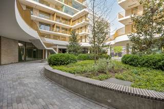 This ready-to-move-in studio for sale, located in the Regatta neighborhood on the Left Bank, has everything you need. Thanks to the top location, there is easy access to and from the city. The apartment owes this to its proximity to public transport and access roads. The studio was finished with care and taste, which immediately provides a pleasant and modern look. The space consists of a bright living and sleeping area, a practical bathroom equipped with a sink, shower, toilet and connection for a washing machine. The studio is also offered with the possibility to take over movable property, which makes it even more interesting for those who want to move in or rent out immediately. The building itself offers numerous facilities, including a gym, laundry, multipurpose room and bicycle storage. Thanks to the favourable EPC label A and the very low common costs, this is not only a comfortable, but also an energy-efficient and budget-friendly choice. Advantages: - EPC A - Ready to move in - East-facing terrace - Low common costs - Ideal as an investment The studio is offered for sale at a price of €199,000. Are you interested in this studio? Do not hesitate to contact us if you have any questions or to schedule a visit. Are you interested in an apartment or house for sale in Antwerp? Don't hesitate to contact us. If you would like to sell your own property, please contact us for a free estimate, by phone at 03/206.76.76 or by email to antwerpen@dewaele.com. You can also always come to us for all other questions about real estate, buying or selling! Register of measures: no