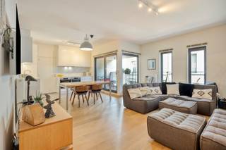 <p>Welkom in dit instapklare 2-slaapkamerappartement op de eerste verdieping van een verzorgd gebouw, gelegen in het historische hart van Antwerpen, vlakbij het Vleeshuis en de Scheldekaaien. Bij het binnenkomen leidt de inkomhal met praktische ingemaakte kasten naar de ruime woonkamer. De woonkamer vormt het hart van het appartement en biedt voldoende ruimte voor een gezellige zithoek en eetplaats. Via de schuifraam kom je rechtstreeks uit op het terras, waar je geniet van het comfort om gezellig iets te eten en te drinken. Aansluitend bevindt zich de open keuken, die in 2022 volledig werd vernieuwd en uitgerust is met kwalitatieve toestellen.<br />Het appartement beschikt over twee slaapkamers, waarvan de hoofdslaapkamer toegang geeft tot het tweede terras, dat uitkijkt op de rustige binnenplaats van de residentie. De badkamer werd eveneens vernieuwd in 2022 en is voorzien van een ruime inloopdouche en dubbele wastafel.<br />Verder zijn er een apart toilet met handenwasser en een ruime berging met aansluiting voor wasmachine en droogkast en voldoende plaats om verschillende zaken in op te bergen.<br />Bij het appartement hoort een <strong>ondergrondse autostaanplaats</strong>, aangeboden aan <strong>€40.000</strong>. Er is tevens een gemeenschappelijke fietsenstalling aanwezig.<br /><strong>LOCATIE</strong><br />Gelegen in een rustige straat midden in het historische centrum, op wandelafstand van de Scheldekaaien, de Grote Markt, het Steenplein en de Onze-Lieve-Vrouwekathedraal. Ook ’t Eilandje en ’t Zuid zijn vlot te voet bereikbaar.<br /><strong>TROEVEN</strong><br />+ Energiezuinig = EPC-label B<br />+ Elektriciteit conform AREI<br />+ Vernieuwde keuken & badkamer<br />+ Praktische ingemaakte kasten in de inkomhal<br />+ Twee terrassen<br />+ Lift aanwezig<br />+ Ondergrondse autostaanplaats aanwezig</p><p><strong>Interesse? Neem contact met ons op en ontdek zelf de troeven van dit appartement tijdens een bezoek ter plaatse.</strong></p>