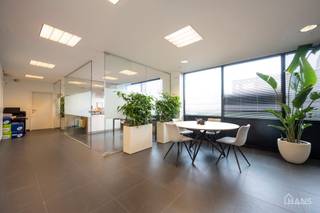 Deze verzorgde kantoorruimte beschikt over een praktische indeling en is uitermate geschikt voor zelfstandigen, vrije beroepen of kleine ondernemingen.<br /><br />Bij het betreden van het kantoor komt u in een inkomhal die perfect kan worden ingericht als ontvangst- of wachtruimte voor klanten en bezoekers.<br />Verder omvat de ruimte een open kantoorzone en twee afzonderlijke burelen, ideaal voor wie geconcentreerd wilt werken of vertrouwelijke gesprekken te voeren heeft.<br /><br />Dankzij de grote ingebouwde kastenwand geniet u bovendien van ruime opbergmogelijkheden voor documenten en archief.<br />Daarnaast zijn een kitchenette en twee toiletten aanwezig, wat het dagelijks comfort verhoogt. De kitchenette wordt bovendien nog vernieuwd, waardoor de nieuwe huurder kan genieten van een frisse en modernere inrichting.<br /><br />Een instapklare kantoorruimte die functionaliteit combineert met flexibiliteit.<br /><br />Onmiddellijk beschikbaar.<br />Gemeenschappelijke kosten: € 50/maand voor provisie water en bijdrage syndicus.<br />De huurwaarborg bedraagt drie maanden huur.<br />De plaatsbeschrijving wordt uitgevoerd door een extern deskundige, met kosten die tussen de partijen worden gedeeld.<br /><br />Een bezoek ter plaatse kunt u enkel online reserveren op www.hansvastgoed.com.<br />Voor meer informatie, bezoek onze website www.hansvastgoed.com of neem contact op met info@hansvastgoed.com of +32 3 366 05 30.