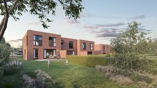 In  Grimbergen (Diepekanten) wordt op lot 1 een energiezuinige halfopen moderne woning gebouwd op een grondopp. van 373 m² en met een totale bewoonbare oppervlakte van 147 m² op de 1<sup>e</sup> en 2<sup>e</sup> verdieping.<br /><br /><strong>Op het gelijkvloers </strong>is er een inkom, wc, lichtrijke ruime leefruimte, wasplaats met aansluiting voor wasmachine en droogkast, open, ingerichte keuken met zicht op de tuin.<br /><strong>Op de eerste verdieping</strong> zijn er<strong> </strong>3 ruime slaapkamers, aparte wc, badkamer ingericht met ligbad, inloopdouche en badkamermeubel met dubbele lavabo, technische berging.<br /><br />Dit kleinschalig project is gelegen in een rustige, groene omgeving maar toch zeer centraal.<br />Deze woningen zijn future proof en worden afgewerkt aangeboden : met een ingerichte keuken (incl. oven, vaatwasmachine, keramische kookplaat, dampkap en koelkast), badkamer (met douche, ligbad en dubbel lavabomeubel), 2 toiletten en vloeren.<br />De meest energiezuinige technieken worden gebruikt waardoor er zelfs een negatief Epeil is!<br />Vloerverwarming standaard voorzien op het gelijkvloers en de eerste verdieping, ventilatiesysteem D,  zonnepanelen, warmtepomp. <br /><br />Bij interesse bel jouw bouwadviseur Patrick voor een afspraak op 0476 83 86 64 of mail naar patrick.dewinter@durabrik.be<br /><br />* beelden zijn indicatief<br /> 