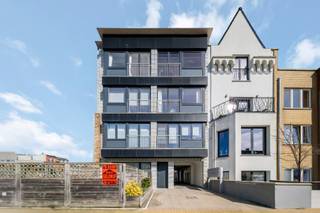 Instapklaar gelijkvloers appartement met groot zonneterras (voor-en achterkant), ideaal en rustig gelegen op TOPLIGGING slecht 200m van zee/strand. Aankoop garagebox mogelijk! <br /><br />Indeling:<br /><br />Inkom, woonkamer, open ingerichte keuken, badkamer met ligbad, wastafel en toilet, 2 slaapkamers, berging, groot zonneterras voorkant, terras achteraan, aankoop garagebox mogelijk (€40.000).<br /><br />- Elektriciteit conform<br />- Geen syndic kosten <br />- Individuele verwarming op aardgas<br />- Dubbele beglazing (PVC)<br />- Privé inkomdeur.