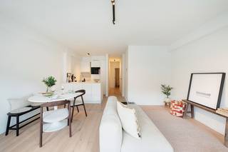 Dit appartement is gelegen nabij de Zeedijk, het strand en de winkels.<br />Ideaal als investering, startersappartement of tweede verblijf aan zee.<br /><br />Dit volledig vernieuwd appartement (zowel privatief als gemeenschappelijk) heeft volgende indeling:<br />Inkomhal, lichtrijke leefruimte, modern ingerichte keuken, 2 slaapkamers, een badkamer en een privatieve kelderberging.<br /><br />Extra troeven: Vloerverwarming, warmtepomp en zonnepanelen (lage energiekosten).<br />LABEL A - vernieuwbouw, volledig vernieuwd appartement en appartemensgebouw.<br />Fiscaal voordeel: Verkoop onder registratierechten (geen BTW).<br />Uitstekend huurpotentieel. <br /><br />Info en bezoek bel Andries De Leyn 0472 53 66 09