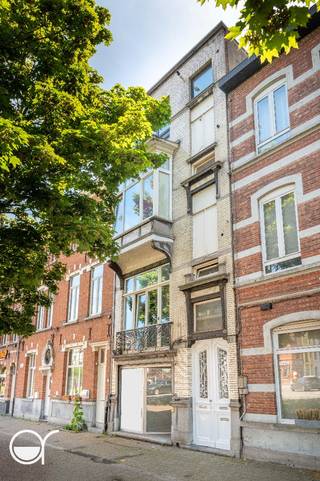 1 slaapkamer appartement gelegen op een boogscheut van de Watersportbaan en de Blaarmeersen Het appartement gelegen op de derde verdieping maakt deel uit van een kleinschalige residentie met slechts drie woonunits en een handelsgelijkvloers, wat zorgt voor een rustige woonomgeving zonder syndicus en met aparte tellers voor gas, elektriciteit en water.<br /><br />Het appartement omvat een inkomhal een ruime leefruimte en een aparte keuken, een ruime kamer en badkamer De elektrische keuring is conform en er wordt verwarmd met een centrale verwarming op aardgas.