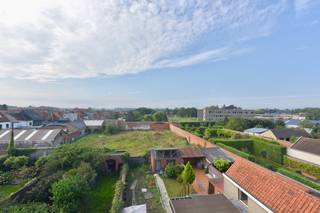 Middenin het centrum van Eeklo vindt u deze prachtige bel-étage-woning voorzien van al uw comfort!
Geniet van maximale lichtinval, veel woonoppervlakte, kwalitatieve afwerkingen en ruime terrassen voor-en achteraan waar u ten volle kan genieten van de zon.
Vanuit de trappenhal met toilet, komt u binnen in de ruime woonplaats met zitplaats en eetkamer. De volledig uitgeruste keuken verleent u toegang tot het ruime terras achteraan.
Op de tweede verdieping bevinden er zich twee ruime slaapkamers, een apart toilet en een badkamer met meubel en ligbad.
De bovenste verdieping beschikt over twee ruime slaapkamers met prachtig uitzicht over de stad! Ook deze verdieping werd uitgerust met een apart toilet en een badkamer met inloopdouche en lavabo.
Als extra troef werd de woning uitgerust met zonnepanelen en is deze bel-étage een BEN-woning, die uw energieverbruik tot het minimum beperkt. Tenslotte kan u ook genieten van een inpandige fietsenberging.
Interesse in deze magnifieke bel-étage? Maak online uw afspraak op unicum.be of stuur een e-mail naar verhuur@vastgoedunicum.be