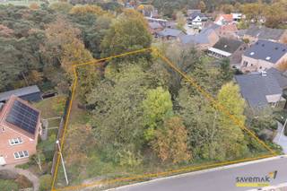 Ce large terrain à bâtir resplendit dans la verdure. Avec une largeur de rue de pas moins de 38 mètres, ce terrain se distingue par ses...