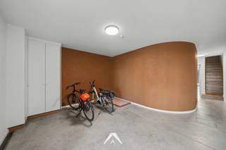 <p>Op zoek naar een hedendaagse woning met een verrassend grote buitenruimte op een toplocatie nabij de Leie? Deze<span> </span><strong>volledig vernieuwde stadswoning onder architectuur</strong><span> </span>combineert stijlvol wonen met een slimme indeling.</p>
<p>Vóór de woning bevinden zich<span> </span><strong>2 parkeerplaatsen</strong>. De inkomhal is ingericht als gemeenschappelijke fietsenberging, van waaruit u doorloopt naar de trap. Via de trap betreedt u de eigenlijke woning.</p>
<p>Op de eerste verdieping bevindt zich de<strong><span> </span>keuken, met rechtstreekse toegang via het schuifraam naar de tuin</strong><span> </span>en een aansluitende berging. Ter hoogte van de verbinding tussen keuken en eetkamer zorgt een<span> </span><strong>opvallende lichtkoker met draaikipramen voor extra lichtinval</strong>. Van daaruit loopt u verder door, langs het toilet, naar de leefruimte. Overal is maatwerk en zijn inbouwkasten voorzien.</p>
<p>Via de trap bereikt u de tweede verdieping, met 2 ruime slaapkamers en een volwaardige badkamer met tweede toilet. De trap leidt vervolgens naar de derde en hoogste verdieping, waar de masterbedroom zich bevindt.</p>
<p>Deze<span> </span><strong>zeldzaam grote tuin</strong><span> </span>biedt een heerlijk gevoel van rust, privacy en ruimte midden in de stad.</p>
<p>Ook de ligging vormt een sterke troef: centraal en vlakbij de Leie, winkels, scholen, wandel- en fietspaden en met een vlotte verbinding naar Kortrijk en belangrijke invalswegen.</p>
<p>Dankzij de<span> </span><strong>kwalitatieve renovatie, hedendaagse technieken en zonnepanelen behaalt deze woning een EPC-label A</strong>, en is ze bovendien volledig instapklaar en toekomstgericht.</p>
<p><strong>Troeven op een rij:</strong></p>
<p>✅ Volledig vernieuwd onder begeleiding van architect<br />✅ 2 parkeerplaatsen voor de woning<br />✅ Gemeenschappelijke fietsenberging<br />✅ Uitzonderlijk diepe stadstuin met terras<br />✅ Lichtkoker met draaikipramen tussen keuken en eetkamer voor extra lichtinval<br />✅ Lichtrijke leefruimtes met moderne afwerking en maatwerk<br />✅ 3 slaapkamers, waaronder een masterbedroom op de bovenste verdieping<br />✅ Volledig afgewerkte badkamer met tweede toilet<br />✅ Zonnepanelen en EPC-label A (63 kWh/m²/jaar)</p>
<p>Interesse?<br />Contacteer ons gerust voor meer informatie of een bezoek en ontdek zelf de charme van deze woning met stadstuin.</p>
<p><em>Bepaalde beelden zijn aangeduid als visualisatie en betreffen AI-gerenderde afbeeldingen die uitsluitend dienen om een mogelijke bemeubelde situatie weer te geven.</em></p>