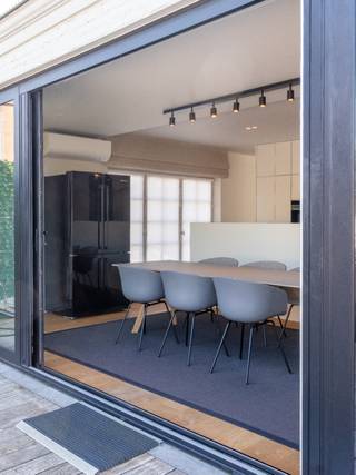 <p>Gelegen op het charmante pleintje in het dorpscentrum van Hove, verwelkomt deze uitzonderlijke duplex met hoogwaardige afwerking u in alle comfort en luxe. Een zeldzaam aanbod waar klasse en modern woonplezier samenkomen. De ligging is ideaal, in het dorpscentrum van Hove, met lokale handelaars, bakkers, restaurants en openbaar vervoer (bus en trein) op wandelafstand. Toch geniet je hier van de rust en charme van een dorpsomgeving.</p><p>Deze exclusieve woonst is afgewerkt met oog voor detail en biedt u alle comfortvoorzieningen. Denk aan airco, ingebouwde geluidssinstallatie, hoogrendementsglas, maatwerkmeubilair en een hypergeïnstalleerde keuken met topapparatuur – alles is aanwezig om het dagelijkse leven naar een hoger niveau te tillen.</p><p>Een absolute troef is het ruimtelijk en zonnig terras van maar liefst 50 m² – een ideale plek om in alle rust te genieten van een aperitief, een gezellige barbecue of simpelweg het vrij en open uitzicht. Er is altijd parkeerplaats voor de deur + mogelijkheid om een staanplaats/garage bij te huren.</p><p>Indeling:</p><ul><li>Ruime leefruimte met overvloedig natuurlijk licht</li><li>Master bedroom met en-suite badkamer en dressing</li><li>Rustig gebouw (enigste bewoner)</li></ul>