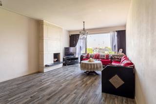 Opendeur: 15/11, 10.00 – 12.00 uur, op afspraak<br />Gelegen aan het Rucaplein, op korte afstand van park Den Brandt en het het Nachtegalenpark, evenals van scholen, de universiteit, winkels, recreatieve voorzieningen en uitstekende verbindingen met het openbaar vervoer en snelwegen. Het gebouw is goed onderhouden en dat merk je meteen bij het betreden van de inkomhal. Het ruime appartement bevindt zich op de 6de verdieping en valt op door de overvloed aan lichtinval, waardoor je kunt genieten van een prachtig uitzicht vanaf zowel het voorste terras als de 2 terrassen aan de achterzijde.<br />De inkomhal is ruim en biedt veel mogelijkheden. Tevens is er een aparte ruimte voor de wasmachine en droogkast.<br />De keuken is van alle gemakken voorzien en grenst aan het 1ste zonneterras. Aangrenzend vind je de woonkamer.Vanuit de woonkamer bereik je via de centrale hal, die voorzien is van ingemaakte kasten. Daarnaast is er een extra kamer die kan dienen als berging. Verder zijn er een apart WC, een 1ste badkamer met douche en wastafel, en een 2de badkamer met een bad, WC en dubbele wastafel.<br />Aan de achterzijde bevinden zich 3 slaapkamers, waarvan 2 toegang geven tot het 2de en 3de terras.<br />Het appartement beschikt tevens over een berging en een ondergrondse staanplaats, die voor €20.000 mee aangekocht kan worden. Daarnaast is er een gemeenschappelijke fietsenstalling en afvalberging aanwezig.<br />EPC B-P-score C & G-score B-stedenbouw Vg-Wg- Gmo- Gvkr- Gvv<br />Info: www.walls.be of 03 233 33 00